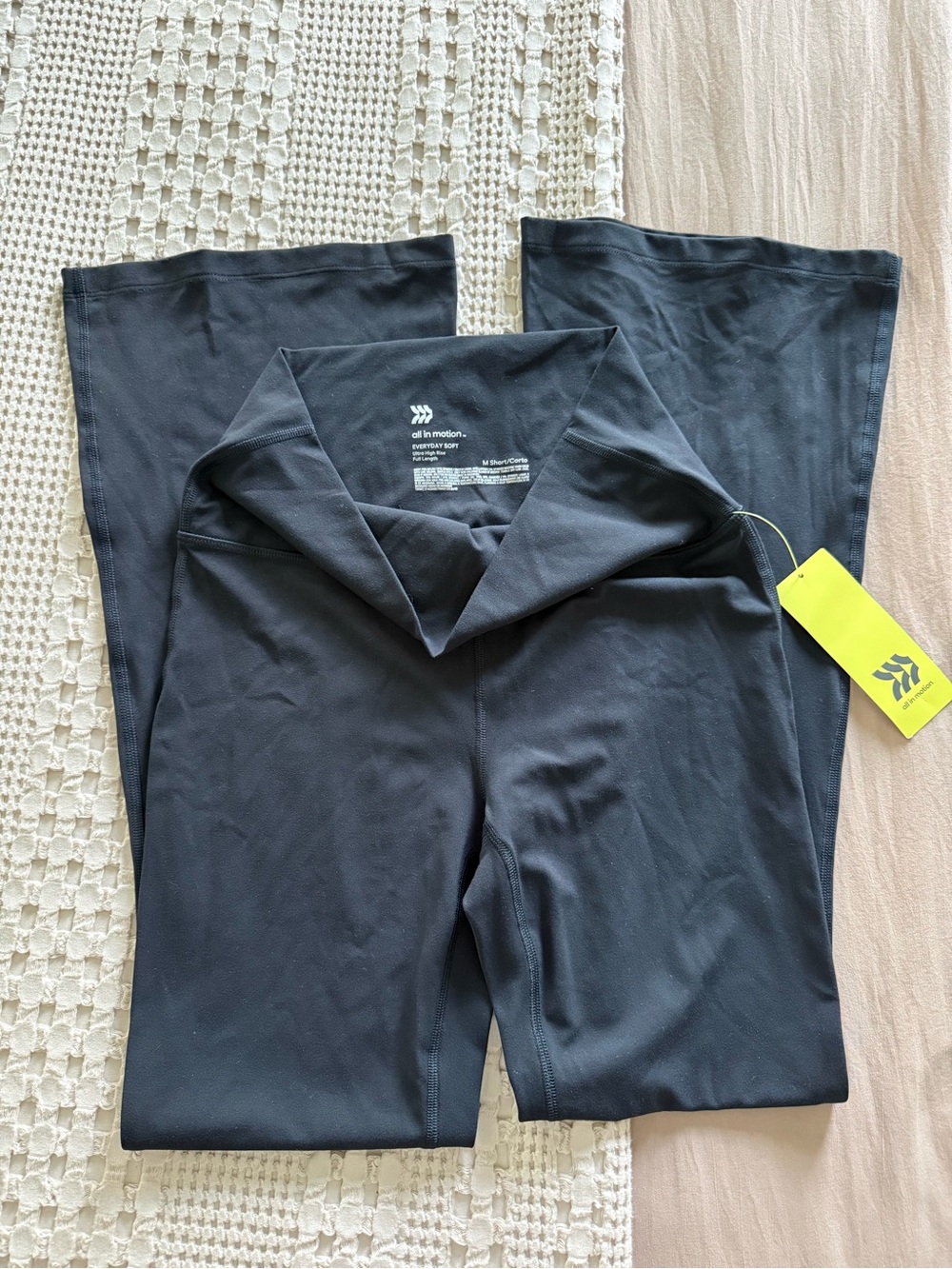 NEW All in Motion Black Everyday Soft Ultra High Rise Leggings Size M Short